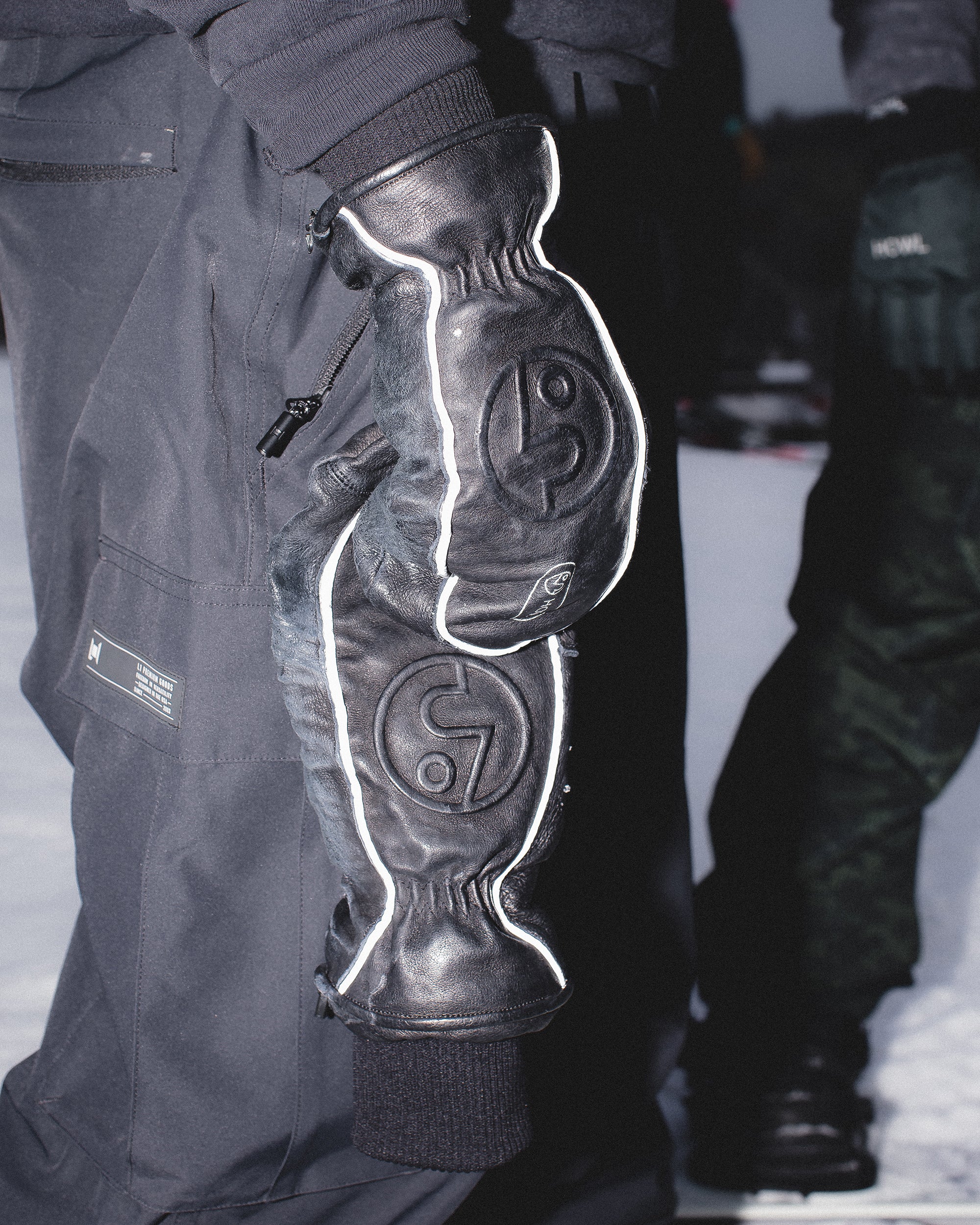 PUBLIC x HOWL Highland Mitt – PUBLIC snowboards